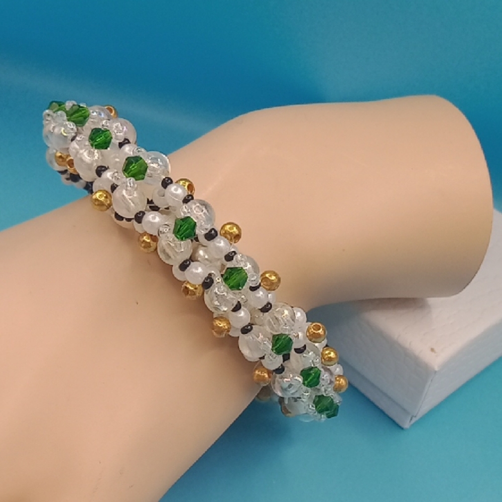 Elegant beaded bracelet by Darigems